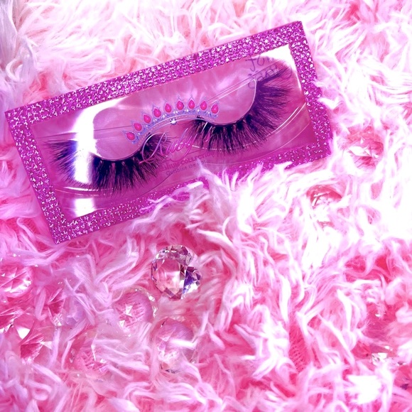 First Class Lashes - Picture 1 of 1